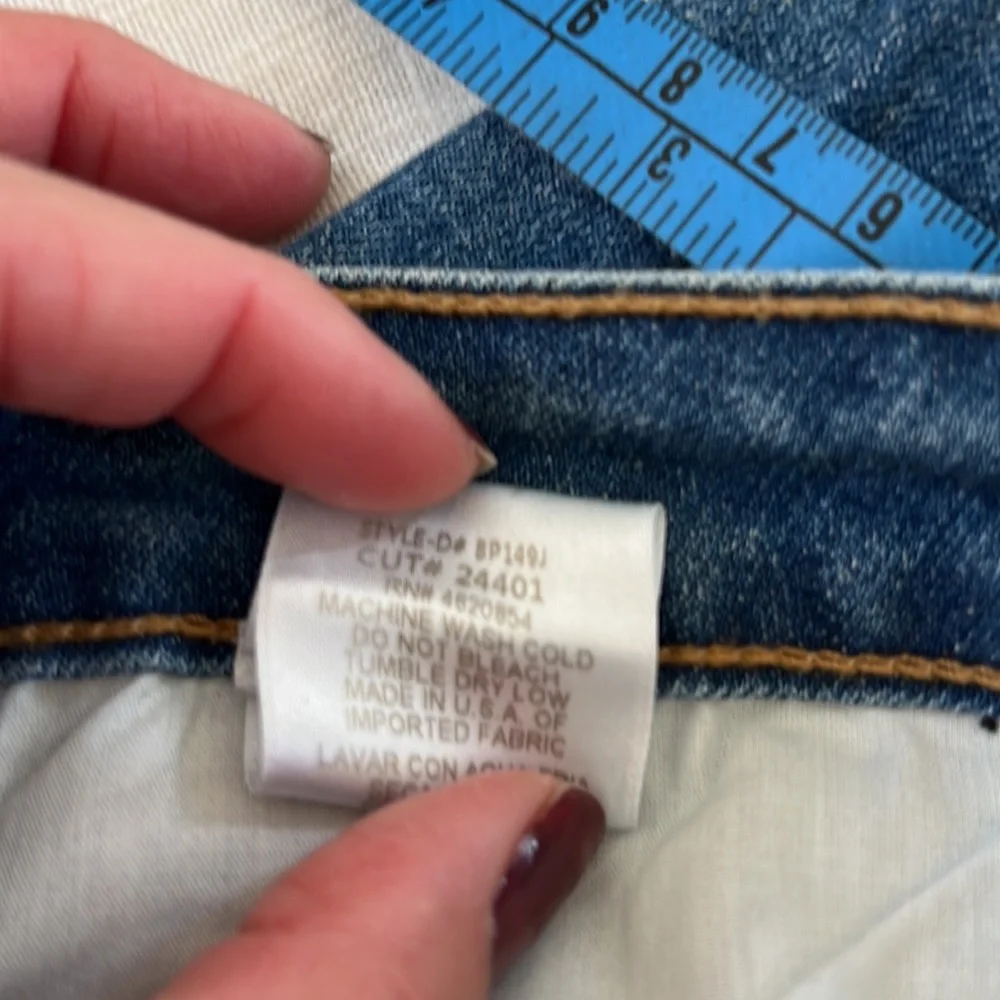 William B size 29 medium wash zipper slit slim straight leg jean. New with tag